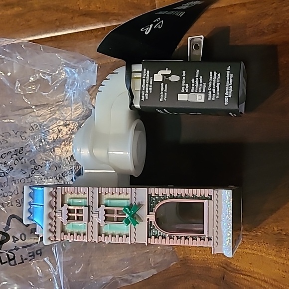 Bath and Body Works Holiday Bakeshop Projector Wallflowers Fragrance Plug - Picture 4 of 7